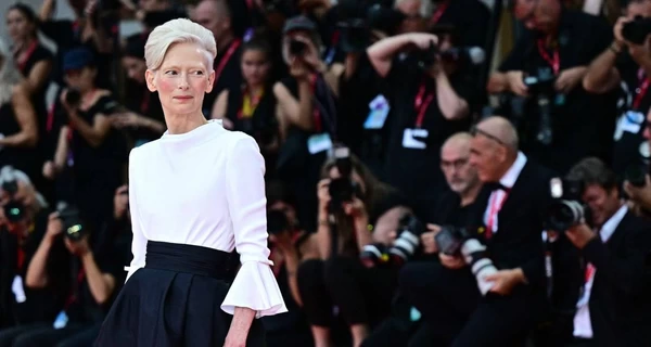 Наряды звезд на открытии Венецианского кинофестиваля: Кейт Бланшет - в Armani Privé, Тильда Суинтон - в Chanel