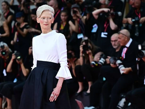 Наряды звезд на открытии Венецианского кинофестиваля: Кейт Бланшет - в Armani Privé, Тильда Суинтон - в Chanel