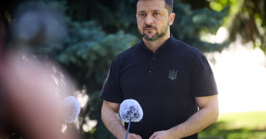  Зеленский в Киеве почтил память погибших в результате удара РФ и призвал к жестким санкциям