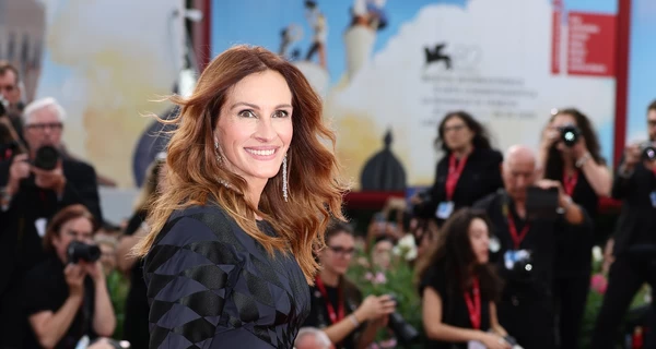 Джулия Робертс позировала в дебютном платье нового дизайнера Versace Дарио Витале в Венеции