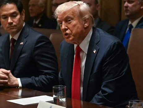 Трамп вышел играть в гольф, чем опроверг слухи о своей 