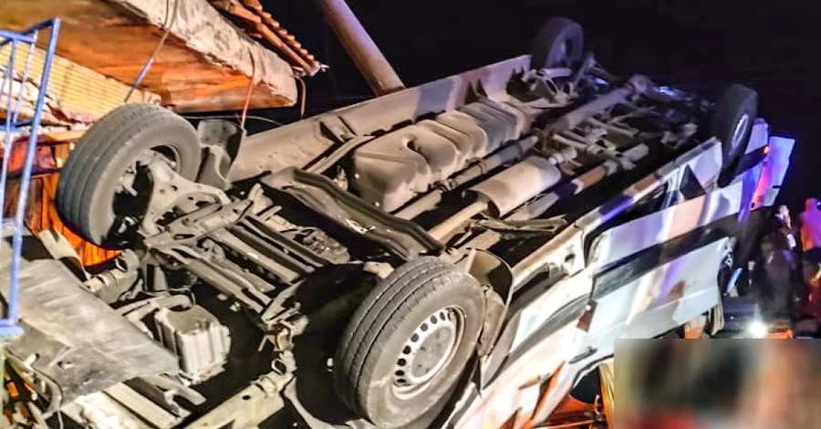 На Николаевщине перевернулся пассажирский микроавтобус, погибли три человека