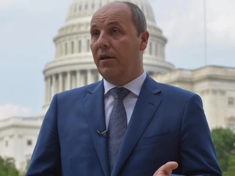 Жители Львова сносят цветы и лампадки на место убийства нардепа Андрея Парубия