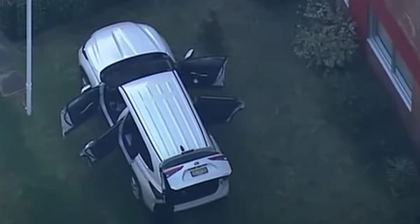 В Австралии легковой автомобиль протаранил ворота генконсульства России