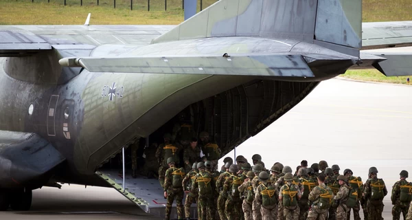 Россия и НАТО проводят параллельные военные учения: анализ угроз и сценариев