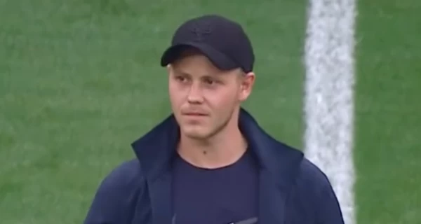 Украинец, который 9 лет провел в плену, символическим ударом открыл матч 