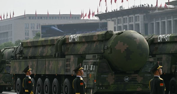 Китай на параде впервые показал межконтинентальную баллистическую ракету DF-61