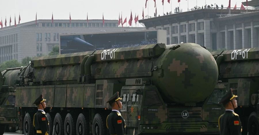 Китай на параді вперше показав міжконтинентальну балістичну ракету DF-61