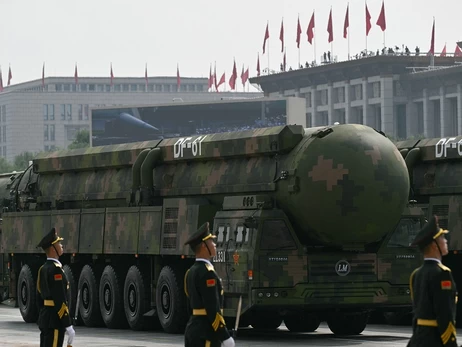 Китай на параде впервые показал межконтинентальную баллистическую ракету DF-61