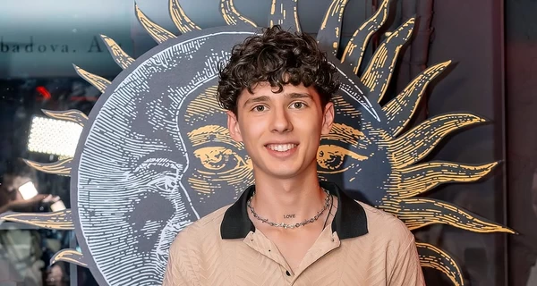 Певец МУАЯД на концерте ко дню города в Одессе упал со сцены