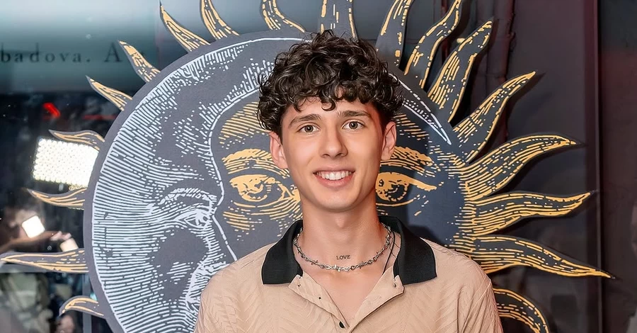 Певец МУАЯД на концерте ко дню города в Одессе упал со сцены