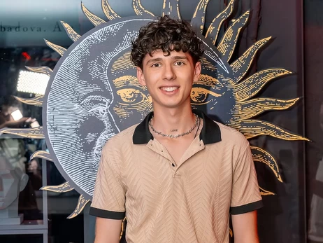 Певец МУАЯД на концерте ко дню города в Одессе упал со сцены