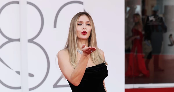 Вера Брежнева появилась на премьере фильма с Идрисом Эльбой в Венеции в черном бархатом платье