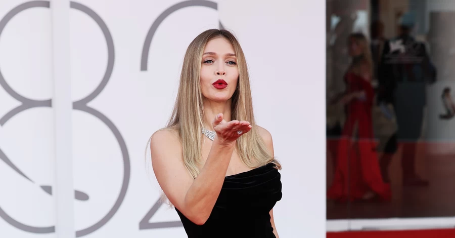 Вера Брежнева появилась на премьере фильма с Идрисом Эльбой в Венеции в черном бархатом платье