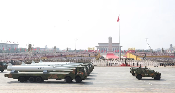 Лазеры, подводные дроны и ракеты, бьющие по всему миру: что показали на параде в Пекине