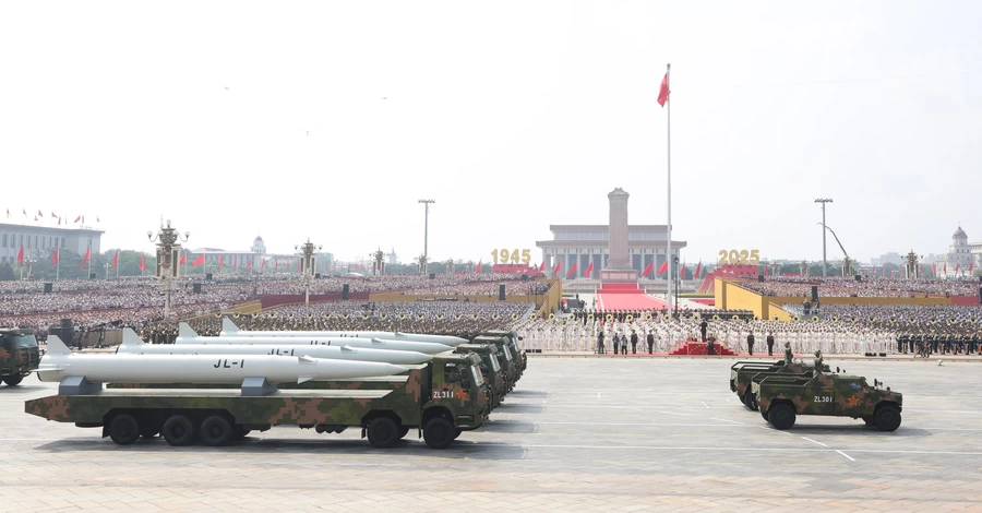 Лазери, підводні дрони та ракети, що б'ють по всьому світу: що показали на параді в Пекіні