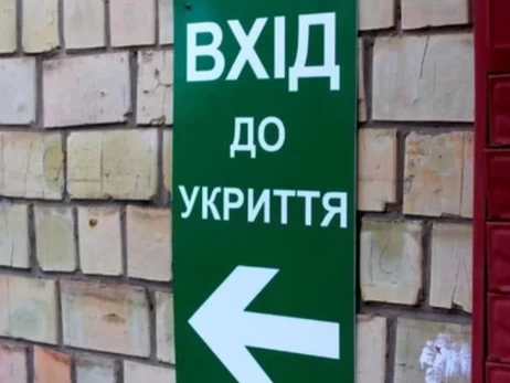 В одесском лицее на школьников в укрытии обвалился подвесной потолок