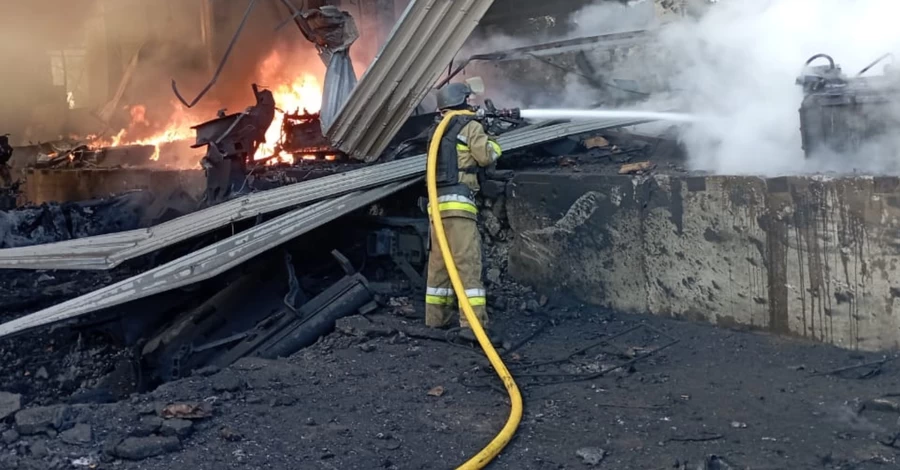 Росіяни масовано атакували дронами Дніпро – поцілили по підприємству