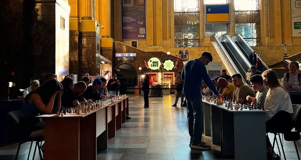 На Киевском вокзале прошел шахматный турнир, одна из участниц победила чемпиона Павлова