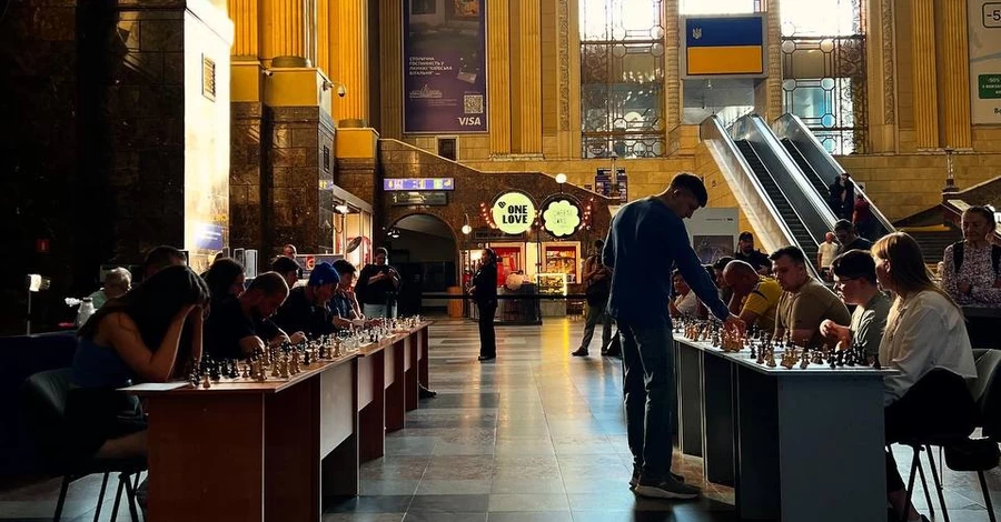 На Київському вокзалі відбувся шаховий турнір, де одна із учасниць перемогла чемпіона Павлова