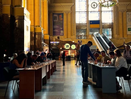 На Київському вокзалі відбувся шаховий турнір, де одна із учасниць перемогла чемпіона Павлова