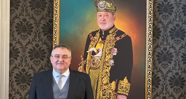 Посол Надоленко подарил королю Малайзии вышиванку от дизайнера Дамировой