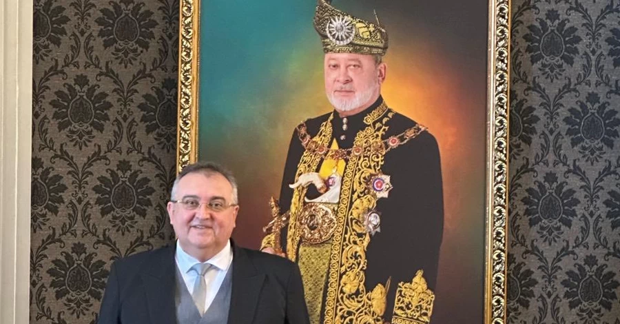 Посол Надоленко подарував королю Малайзії вишиванку від дизайнера Дамірової