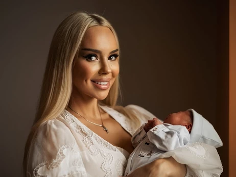 Співачка СолоХа на рідкісних фото вперше засвітила свого чоловіка