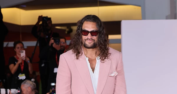 Джейсон Момоа пришел на кинофестиваль в Венеции в шлепанцах и с розовым педикюром