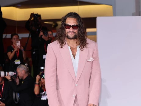 Джейсон Момоа прийшов на кінофестиваль у Венеції у шльопанцях та з рожевим педикюром