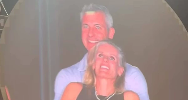 Женщина, которую сняли в объятиях начальника на концерте Coldplay, разводится с мужем