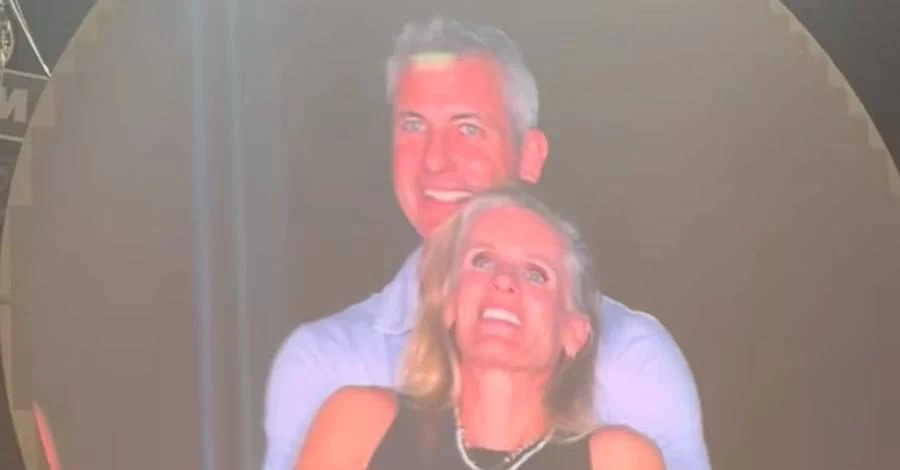 Жінка, яку зняли в обіймах начальника на концерті Coldplay, розлучається з чоловіком