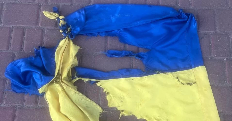 У Кропивницькому чоловік зірвав та тупцював ногами прапор України - йому загрожує штраф і в'язниця