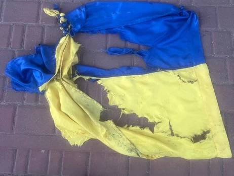 В Кропивницком мужчина сорвал и топтал ногами флаг Украины - ему грозит штраф и тюрьма