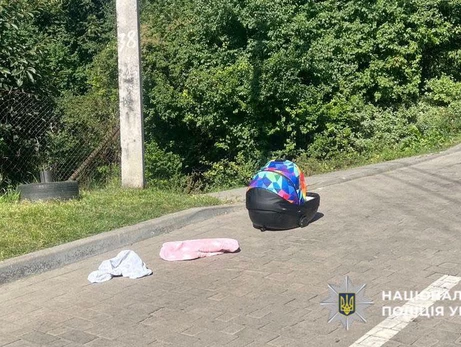 Во Львове мужчина забыл люльку с ребенком на крыше авто и поехал - мальчик травмирован