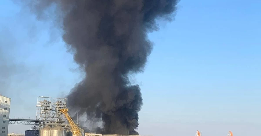 В порту Черноморска вспыхнул крупный пожар - дым виден из соседних городов 