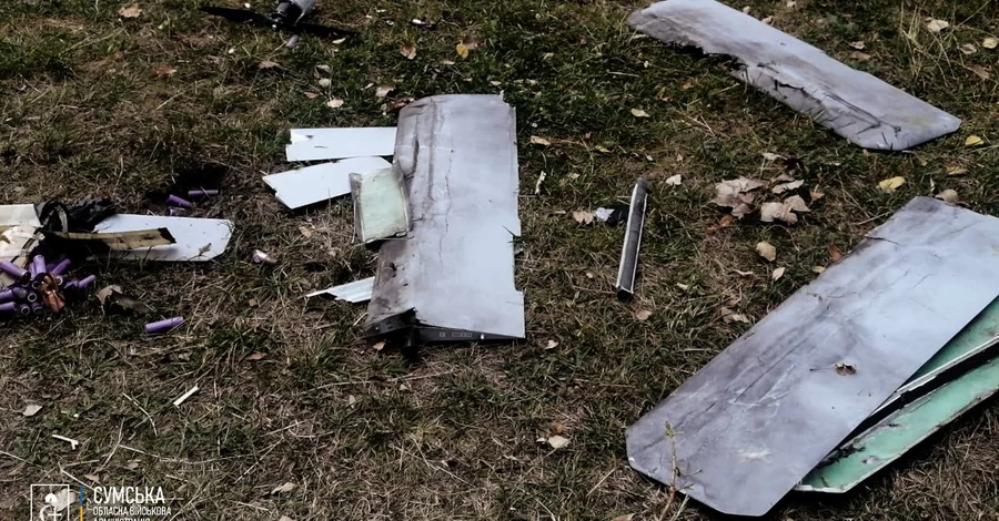 Россияне ударили ударным беспилотником по центру Сум, пострадали четыре человека