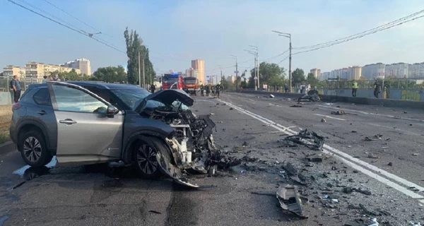В результате ДТП в Киеве водитель и пассажир иномарки сгорели заживо, еще два человека пострадали