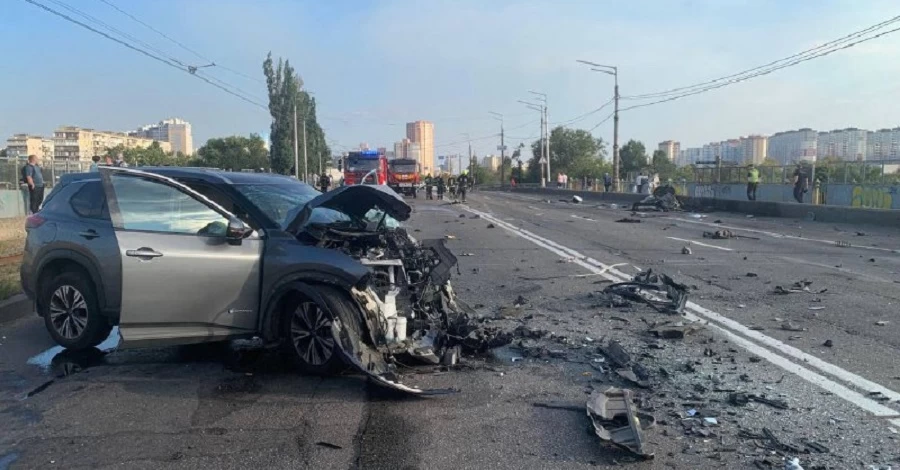 В результате ДТП в Киеве водитель и пассажир иномарки сгорели заживо, еще два человека пострадали