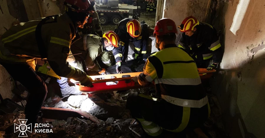 Кількість жертв удару по Києву зросла до трьох - з-під завалів дістали тіло чоловіка