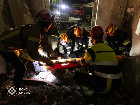 Число жертв удара по Киеву возросло до трех - из-под завалов достали тело мужчины