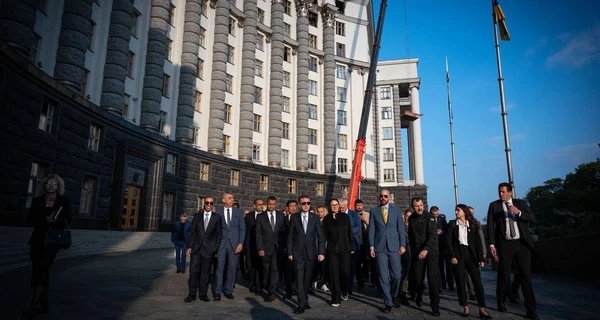 Свириденко показала дипломатам повреждения в здании Кабмина после российского обстрела