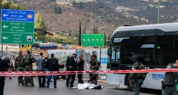 В Иерусалиме неизвестные расстреляли автобус с людьми, по меньшей мере пять человек погибли