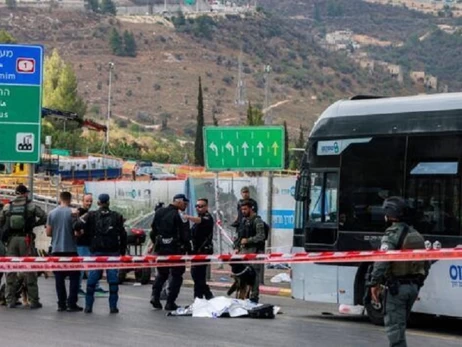 В Иерусалиме неизвестные расстреляли автобус с людьми, по меньшей мере пять человек погибли