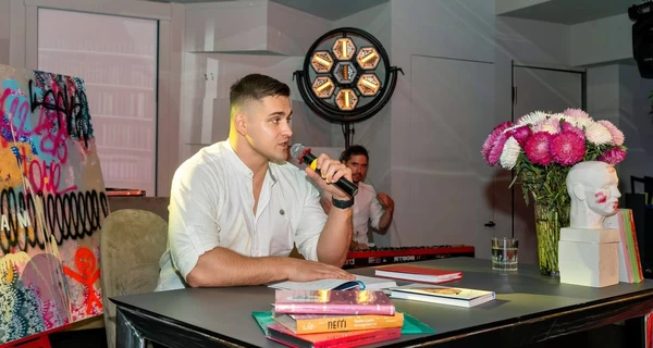 Девизоров, Мирошниченко и Малкова зачитали стихи на благотворительном вечере в поддержку Нацгвардии