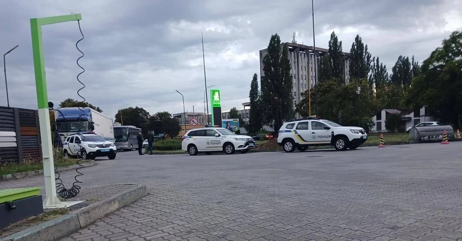 В Ужгороде задержали участников мирного митинга: часть вывезли за город, других держат в полиции