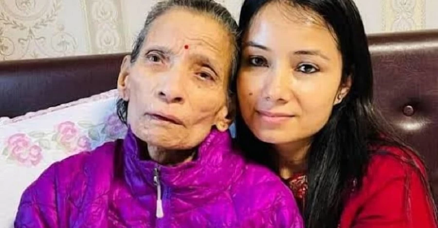 Жена экс-премьера Непала умерла после того, как протестующие закрыли ее в горящем доме, - СМИ