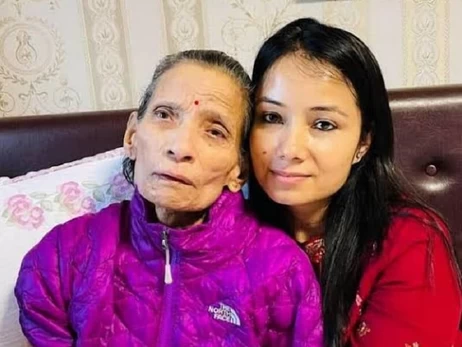 Жена экс-премьера Непала умерла после того, как протестующие закрыли ее в горящем доме, - СМИ