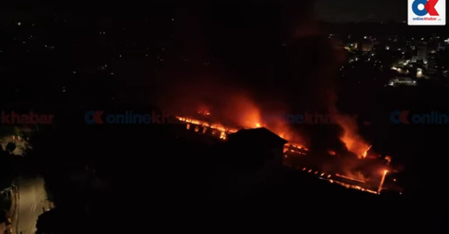 Парламент Непала полностью охвачен огнем - это был один из самых больших дворцов Азии