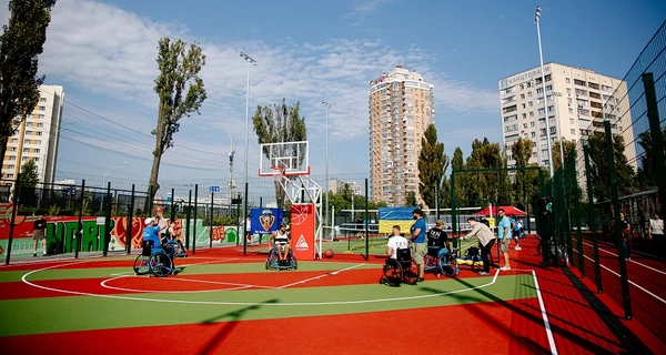 Говард Баффет в Киеве сыграл в пикбол с ветеранами